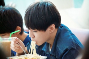 娱乐圈吃瓜王俊凯图片,娱乐圈“瓜王”的趣味日常